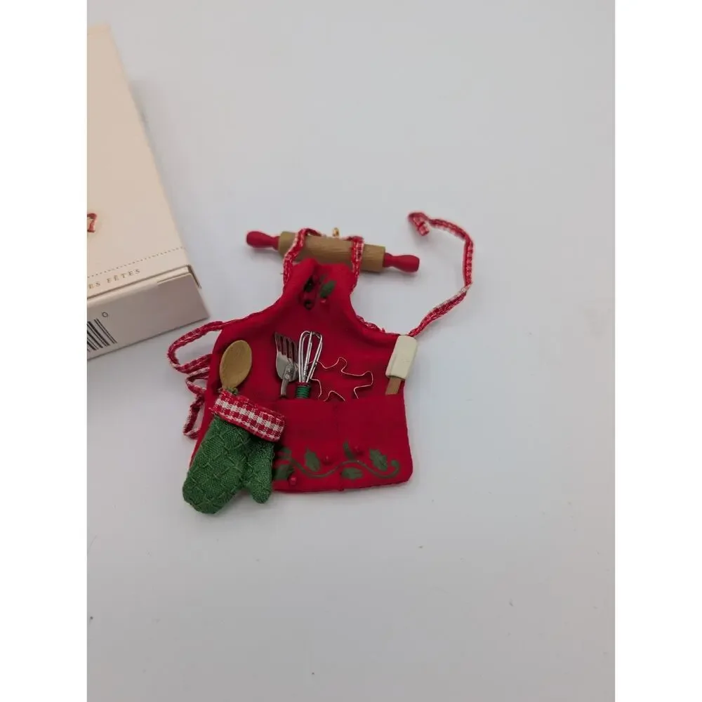 MIB Vtg 2006 Hallmark Keepsake Merry Kitchen Magic Apron Baker Ornament